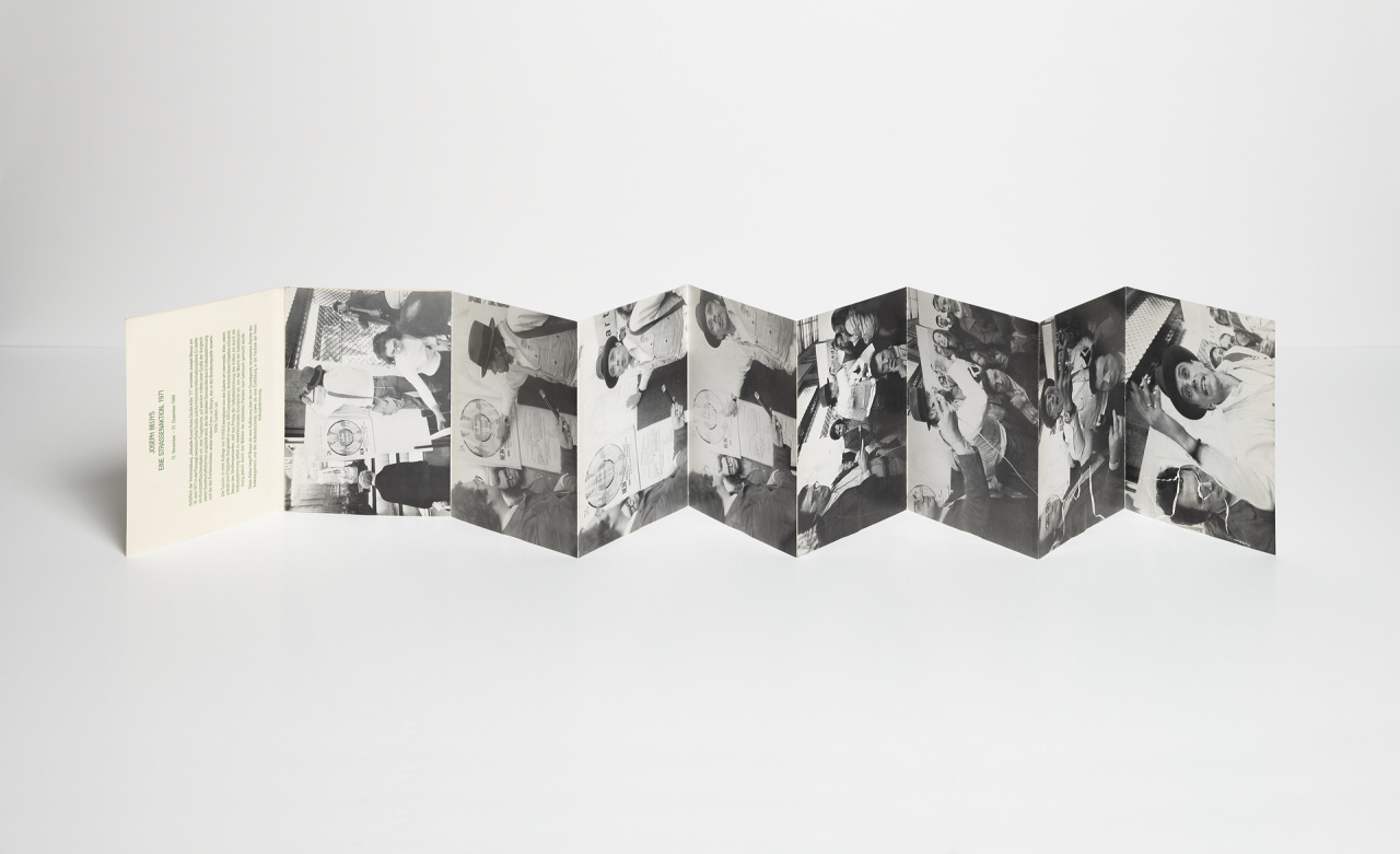 Joseph Beuys, »Eine Strassenaktion, 1971«, 1988, 16 x 21 cm, ZKM | Center for Art and Media Karlsruhe. / © VG Bild-Kunst, Bonn 2023; photo © ZKM | Center for Art and Media Karlsruhe, photo: Franz J. Wamhof