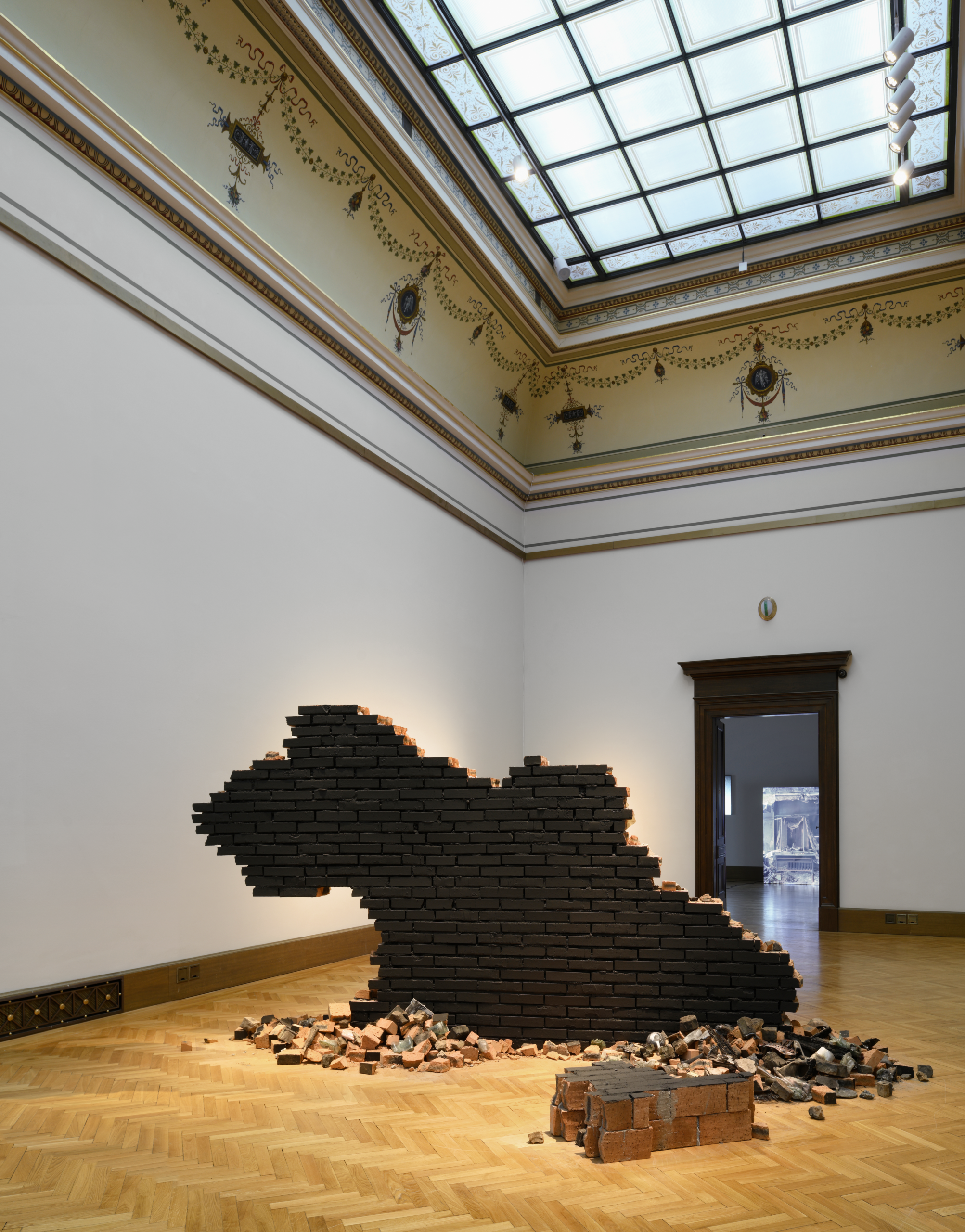Жанна Кадирова. «Дім» (Без назви) (2014–2023). 2023. Метал, цегла, шпалери, вугілля
