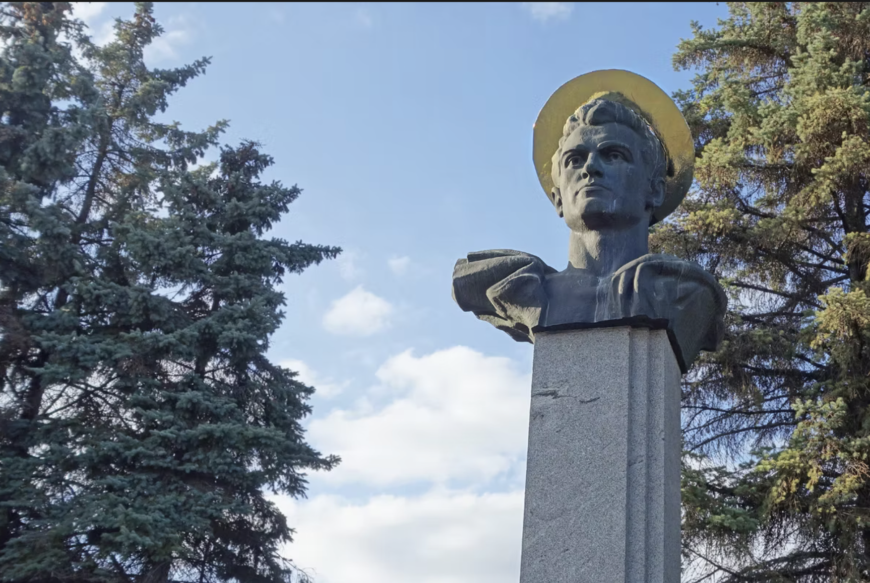Жанна Кадирова. Із серії «Реканонізація». 2017. Оригінальний керамічний рельєф, латунь, пам’ятник Івану Бевзу