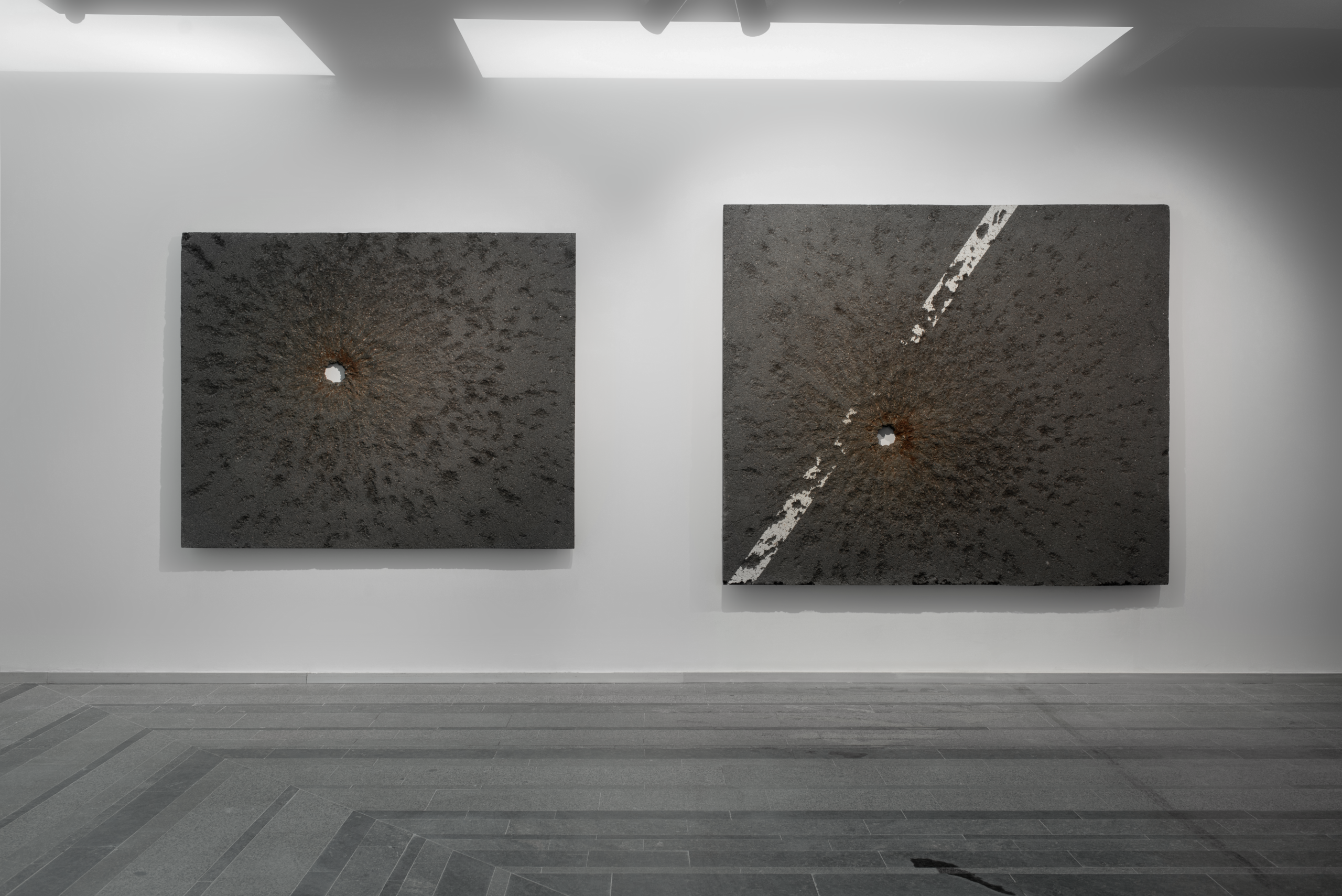 Жанна Кадирова. Data Extraction Irpin («Вилучення даних. Ірпінь»). 2013. Металева арматура, епоксидна смола, асфальт. Розміри варіюються
