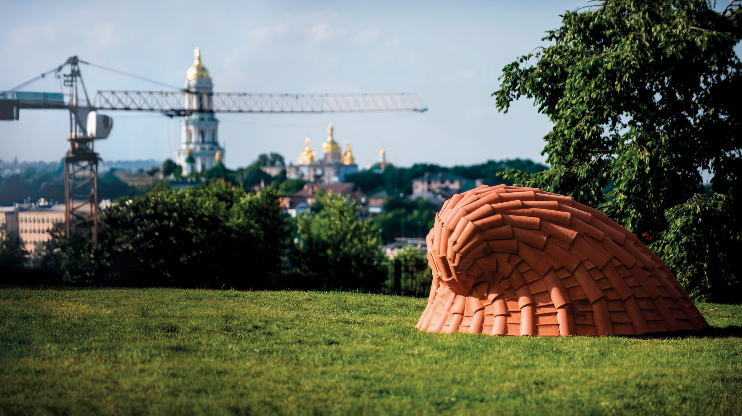 Жанна Кадирова. Із серії «Ракушки» (2008–2012). 2008. Черепиця. Скульптура в публічному просторі, вигляд експозиції