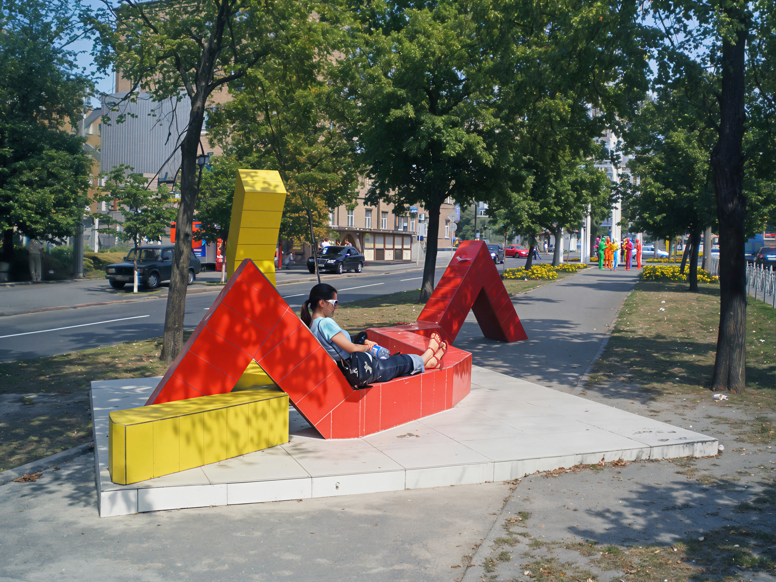 Жанна Кадирова. «Лавки-графіки» із серії «Розрахунок». 2008. Бетон, металева арматура, керамічна плитка. Робота в публічному просторі, 970 × 594 × 210 см