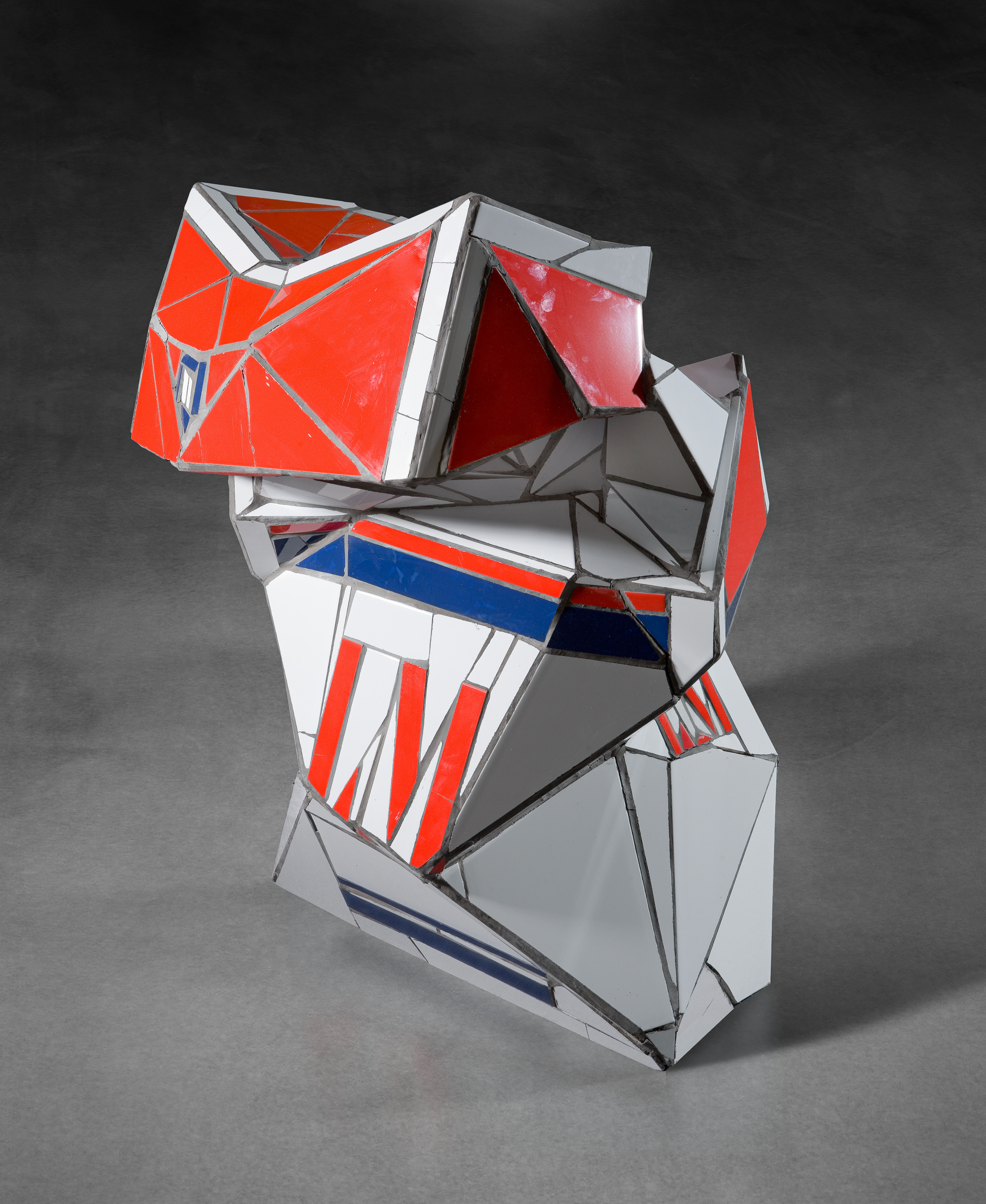 Жанна Кадирова. «Пачка LM» із серії «Монументи сміттю» (2005–2010). 2006. Керамічна плитка, монтажна піна, цемент