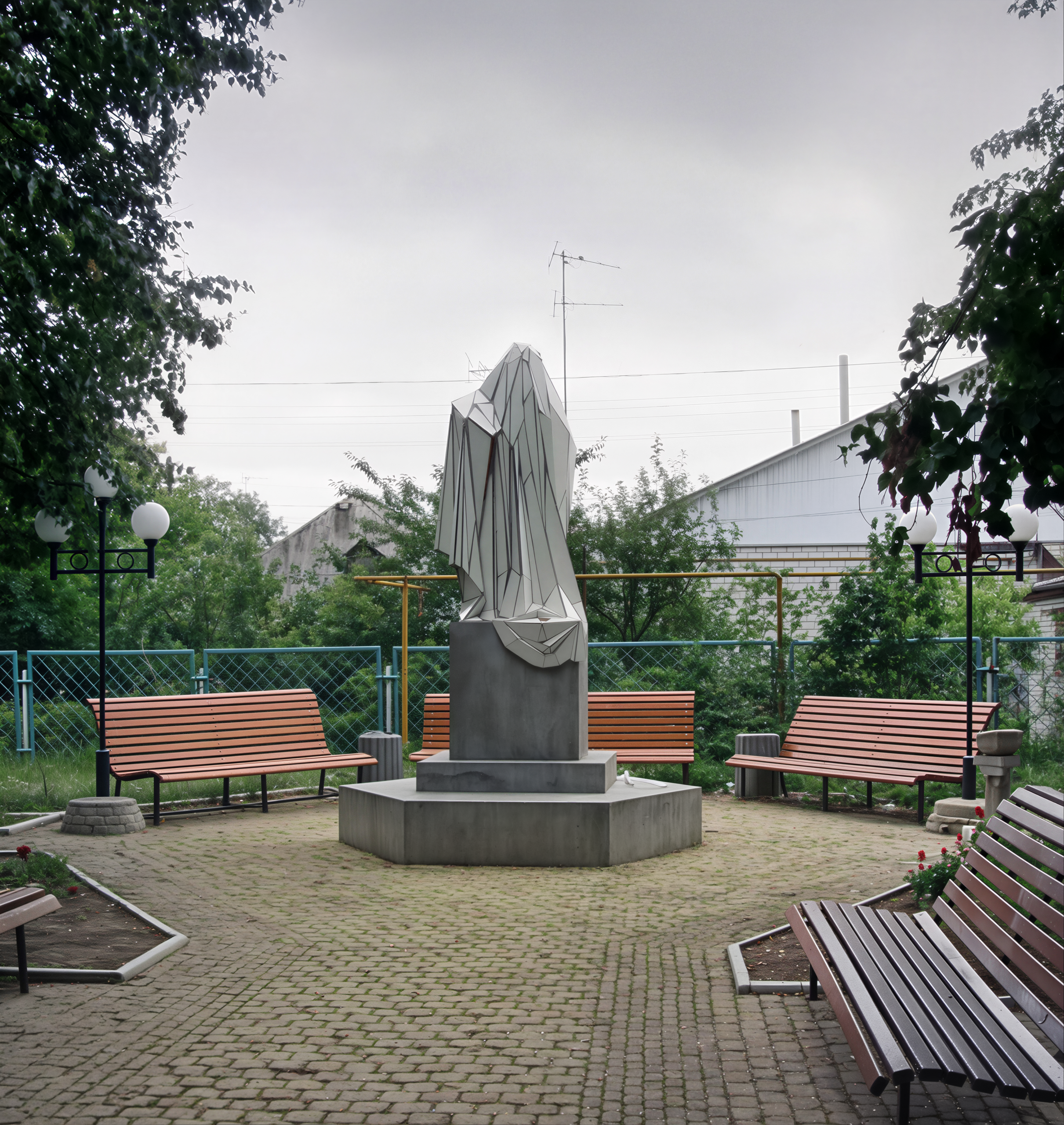 Жанна Кадирова. «Пам’ятник новому пам’ятнику». 2007–2009. Бетон, керамічна плитка, метал. 70 × 200 × 60 (фігура). 256 × 150 × 256 (постамент)