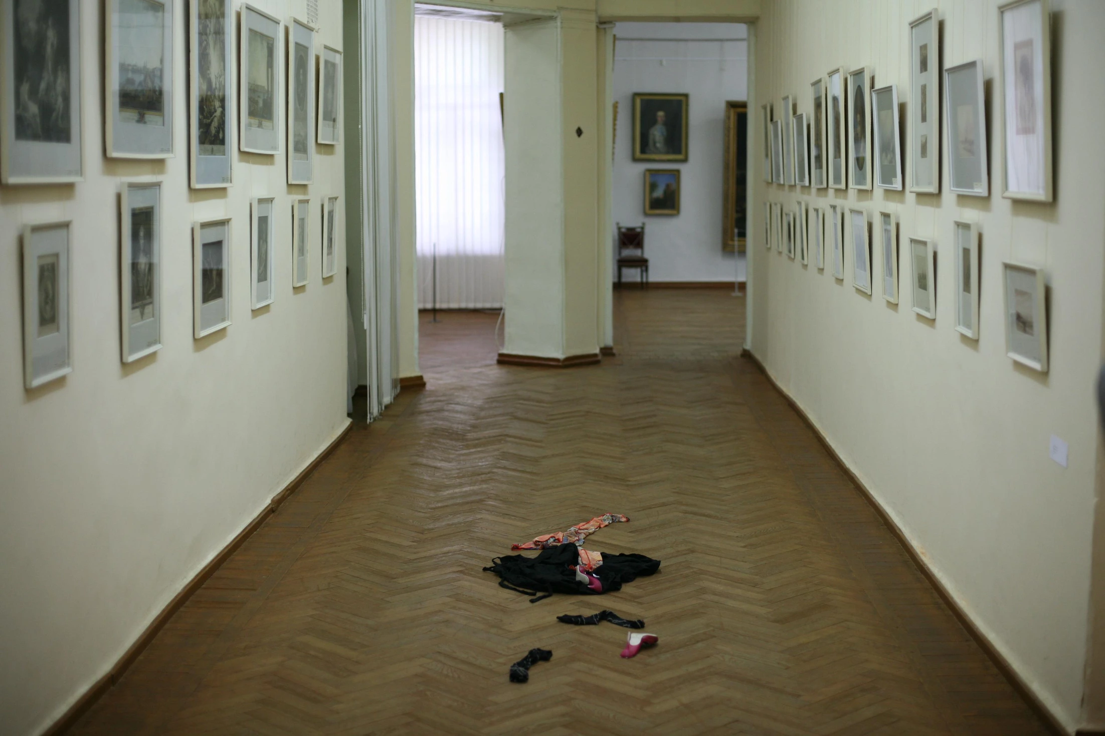Фото експозиції виставки «Нова історія» у Харківському художньому музеї, 2009. Куратор: група SOSкa.
